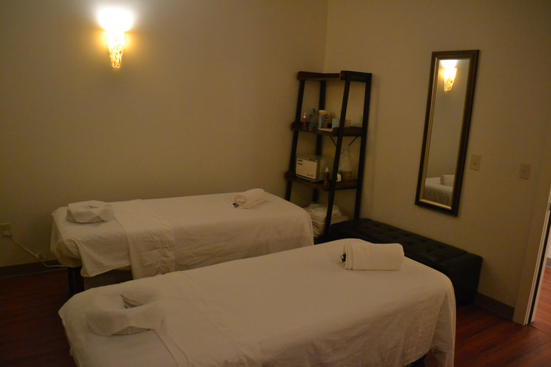 J-Massage room with 2 massage tables