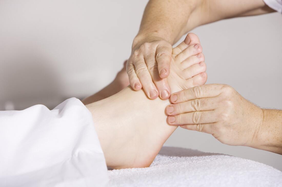 reflexology massage on foot - J Massage